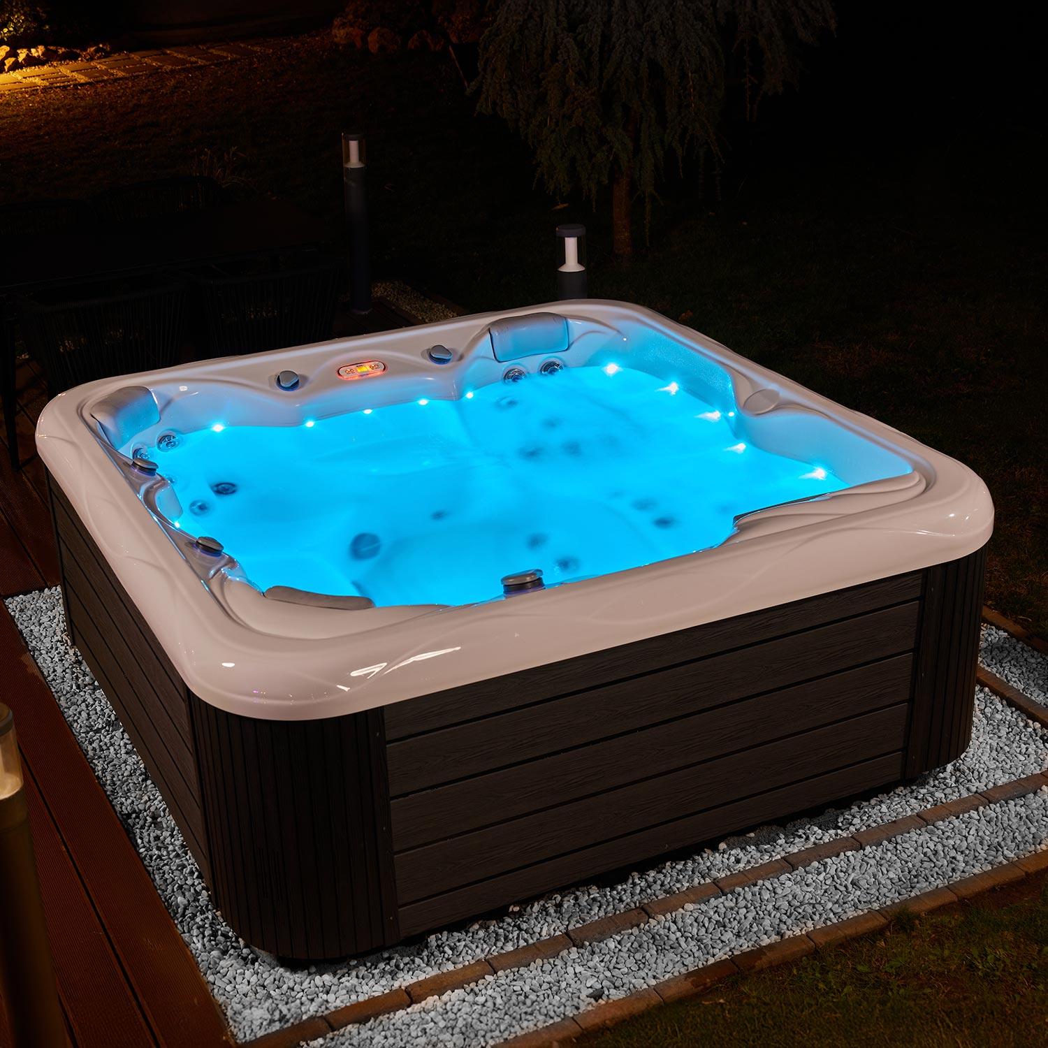 Wellis_Venus_hot_tub_lifestyle_11